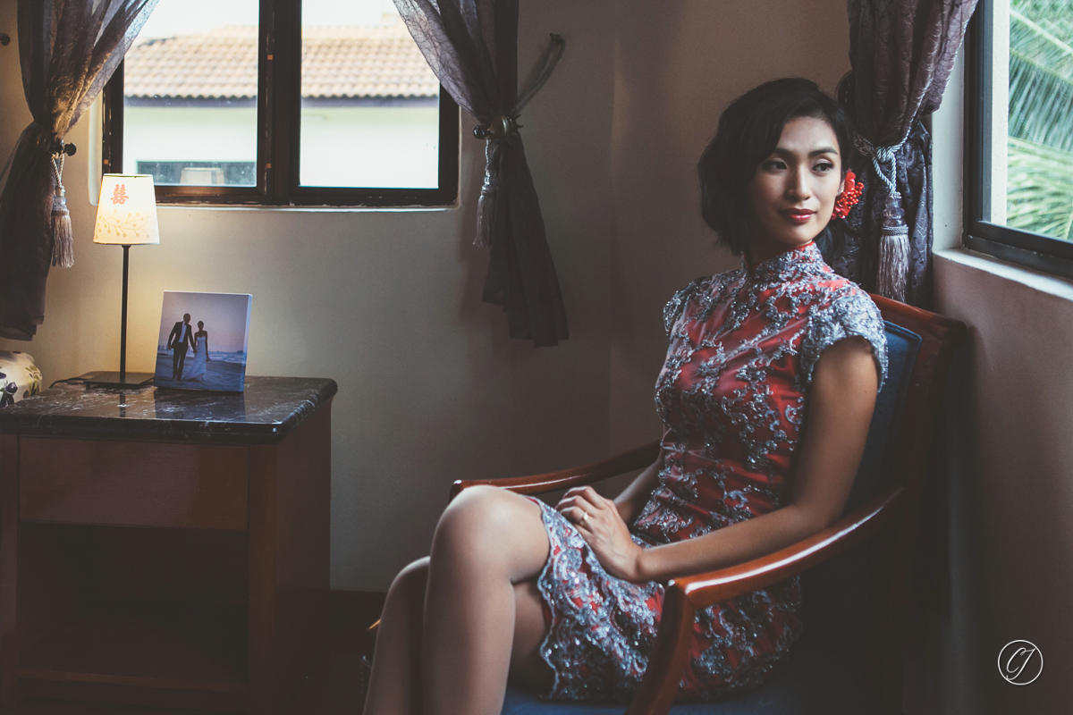 Gorgeous bride in Cheongsam bridal gown