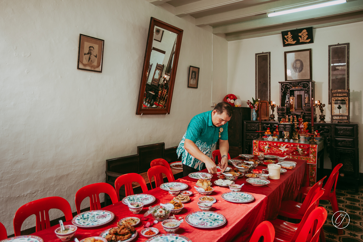 Preparation of Tok Panjang for peranakan wedding in Melaka