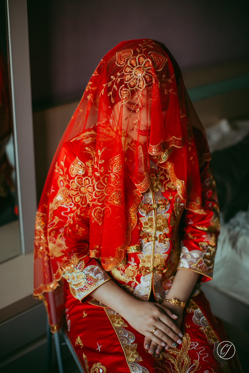 Beautiful bride Wan Yin in traditional Chinese wedding Kua